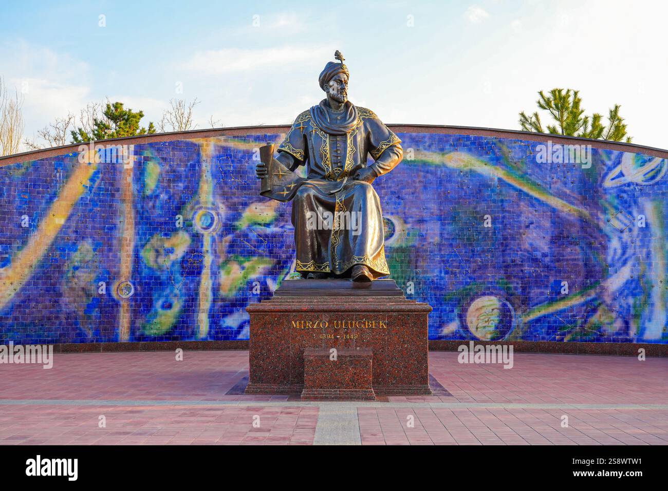Statua di Mirzo Ulugbek (Ulugh Beg), un famoso astronomo e matematico timuride di fronte al suo osservatorio a Samarcanda, Uzbekistan Foto Stock