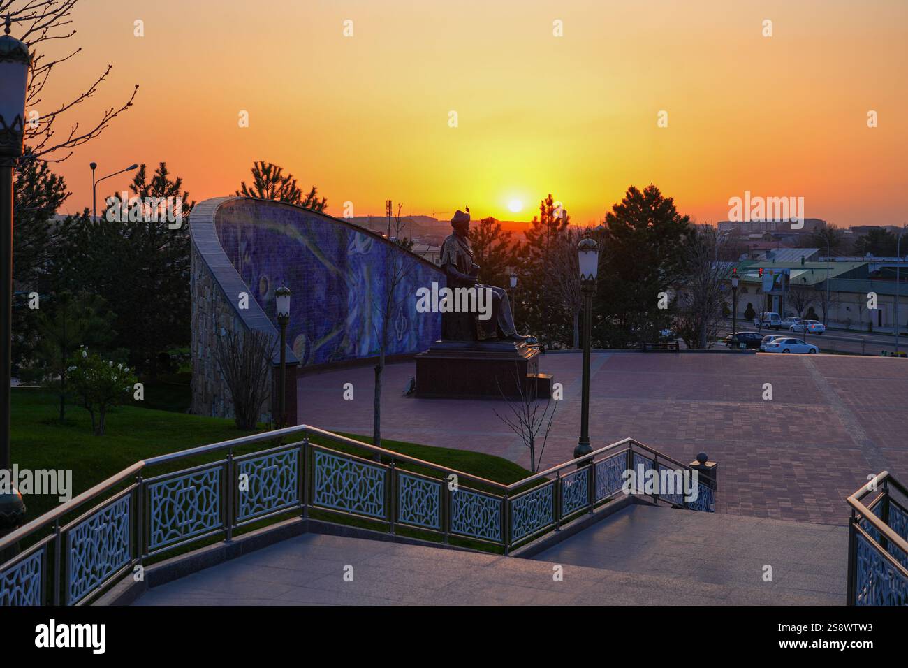 Statua di Mirzo Ulugbek (Ulugh Beg), un famoso astronomo e matematico timuride di fronte al suo osservatorio a Samarcanda, Uzbekistan Foto Stock