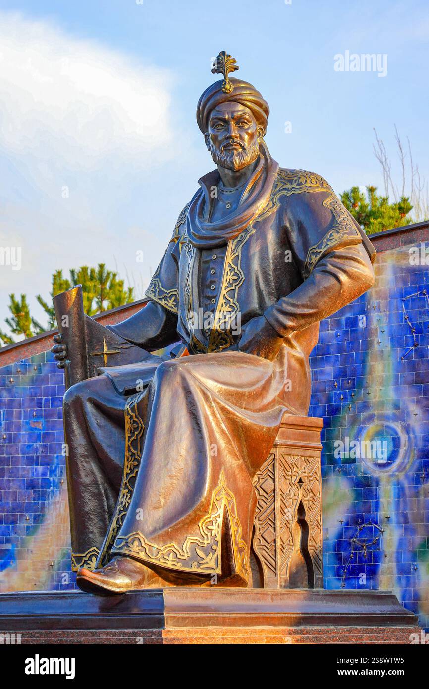 Statua di Mirzo Ulugbek (Ulugh Beg), un famoso astronomo e matematico timuride di fronte al suo osservatorio a Samarcanda, Uzbekistan Foto Stock