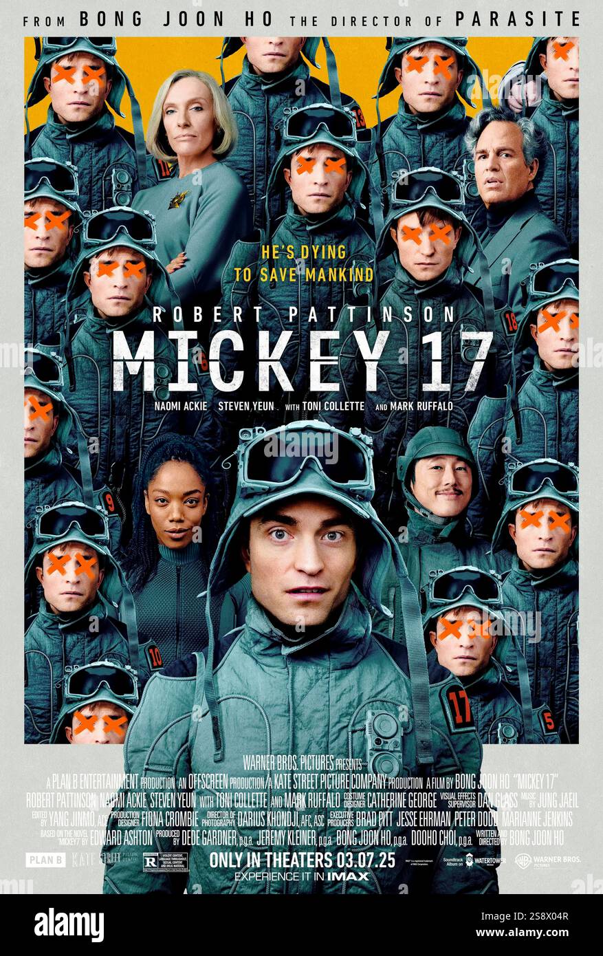 Mickey 17 (2025) diretto da Bong Joon ho e interpretato da Robert Pattinson, Naomi Ackie e Toni Collette. L'adattamento del romanzo di Edward Ashton su Topolino 17, noto come un "sacrificabile", intraprende un pericoloso viaggio per colonizzare un pianeta ghiacciato. Poster US Advance ***SOLO PER USO EDITORIALE***. Crediti: BFA / Warner Bros Foto Stock