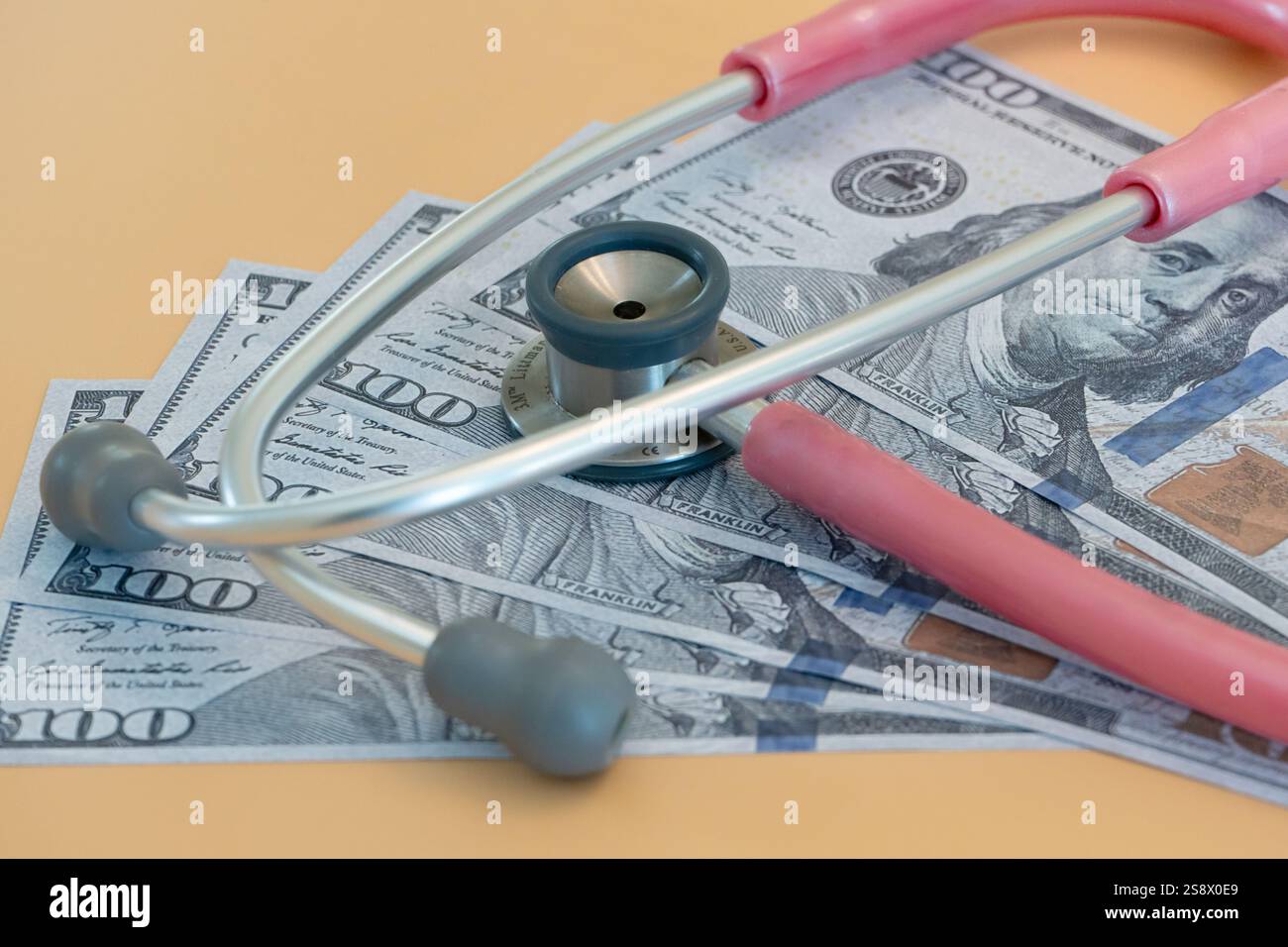 Uno stetoscopio su banconote da 100 dollari Foto Stock