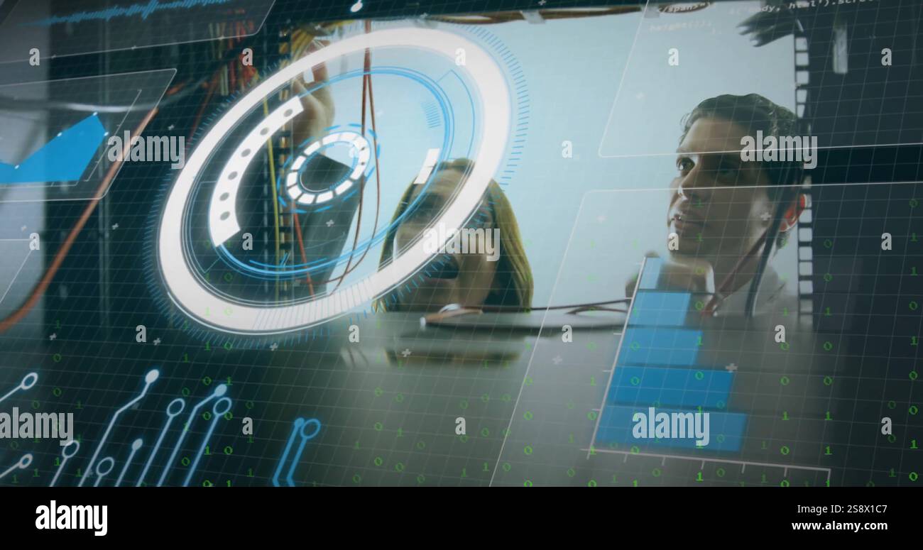 Immagine dell'elaborazione dei dati finanziari su diversi ingegneri IT da parte di server informatici Foto Stock