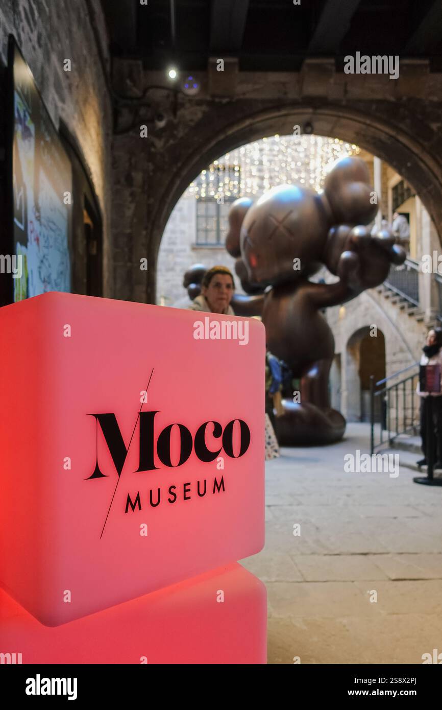 Il Museo Moco di Ciutat Vella, Barcellona, Spagna, espone arte moderna e contemporanea. Presenta opere di Banksy, Basquiat e Warhol. Foto Stock