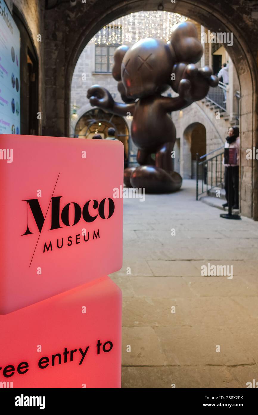 Il Museo Moco di Ciutat Vella, Barcellona, Spagna, espone arte moderna e contemporanea. Presenta opere di Banksy, Basquiat e Warhol. Foto Stock