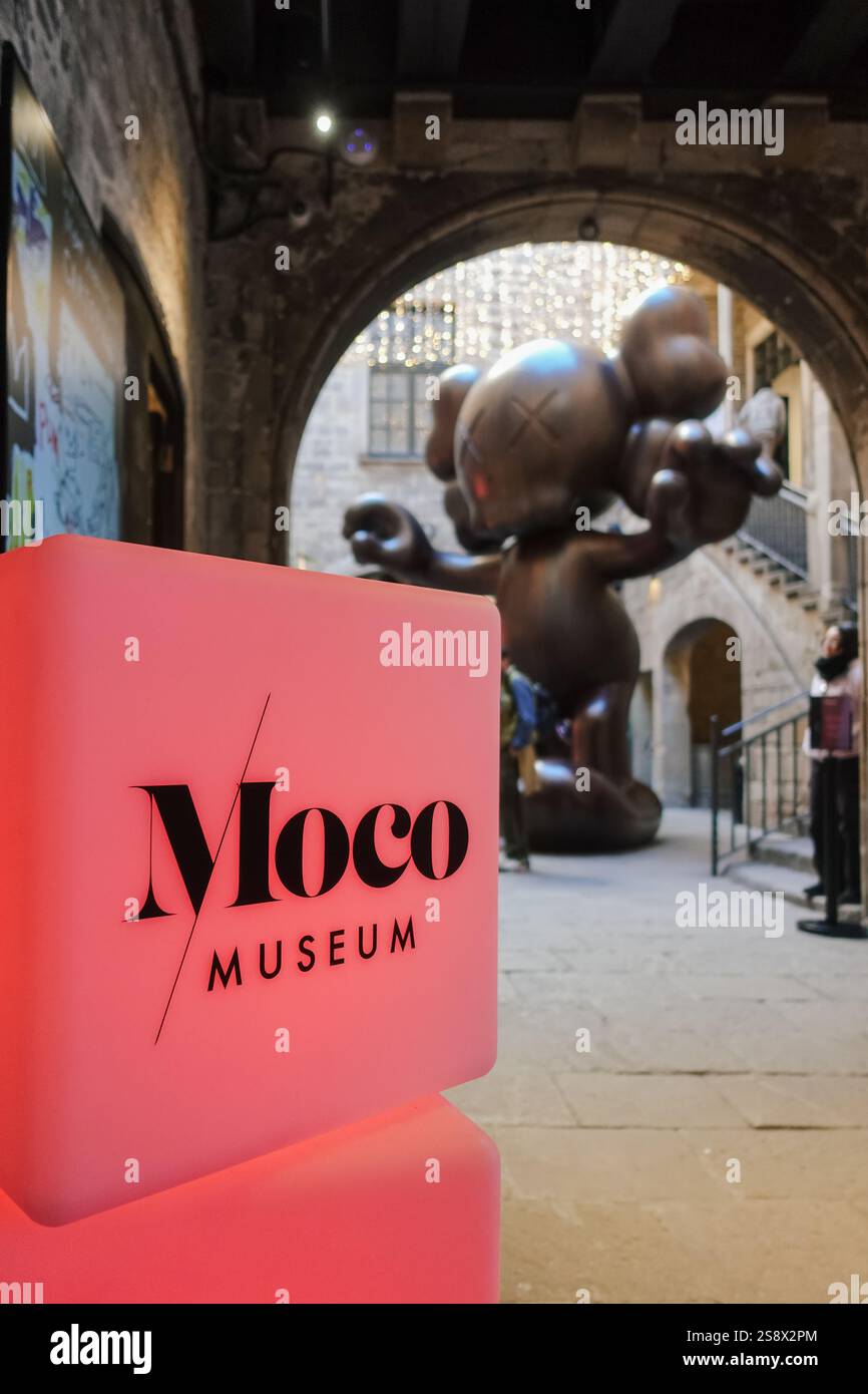 Il Museo Moco di Ciutat Vella, Barcellona, Spagna, espone arte moderna e contemporanea. Presenta opere di Banksy, Basquiat e Warhol. Foto Stock