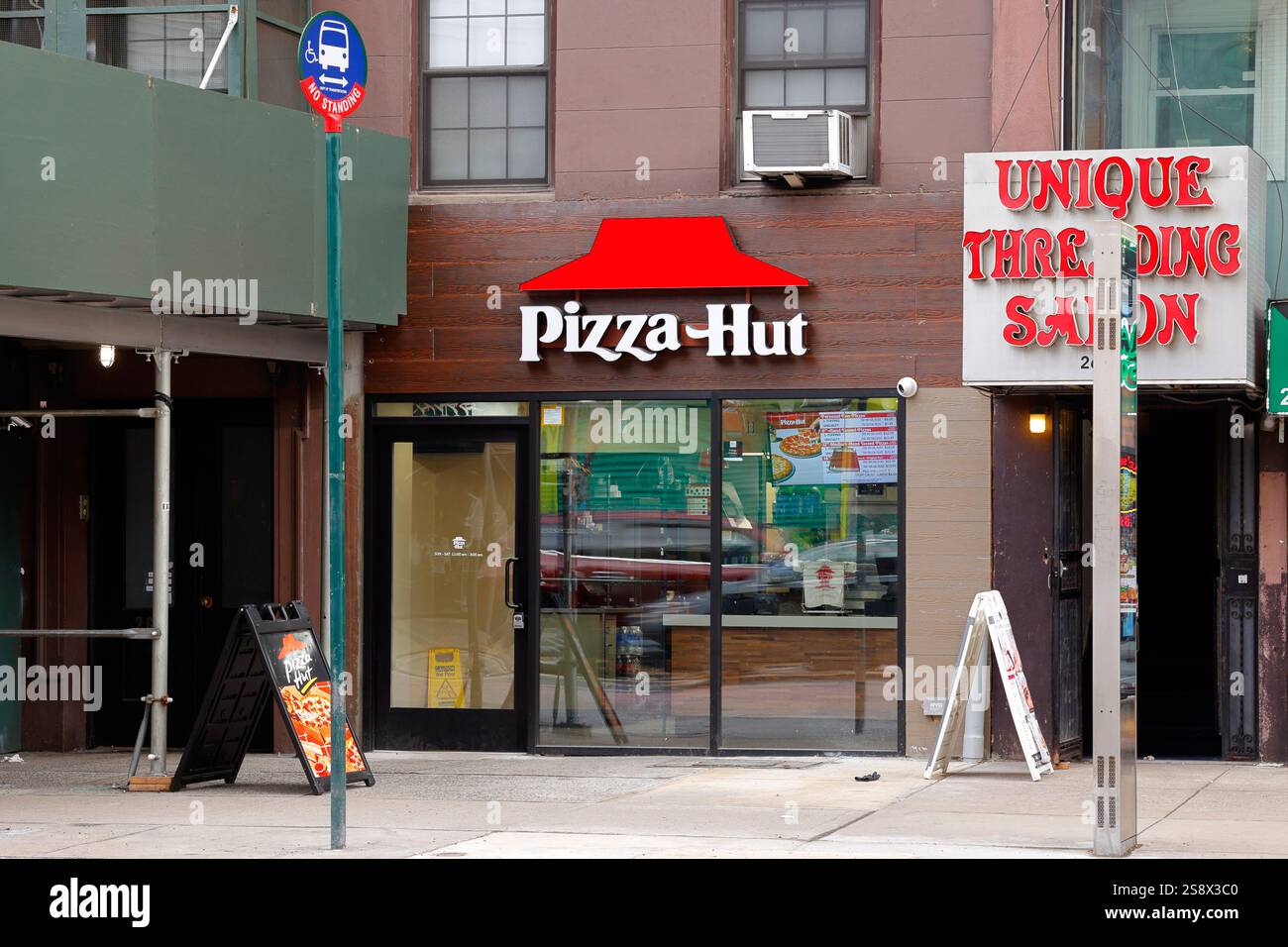 Pizza Hut, 264 W 23rd St, New York, New York, NYC foto di un ristorante da asporto di una catena di fast food a Manhattan, in zona Chelsea. Foto Stock