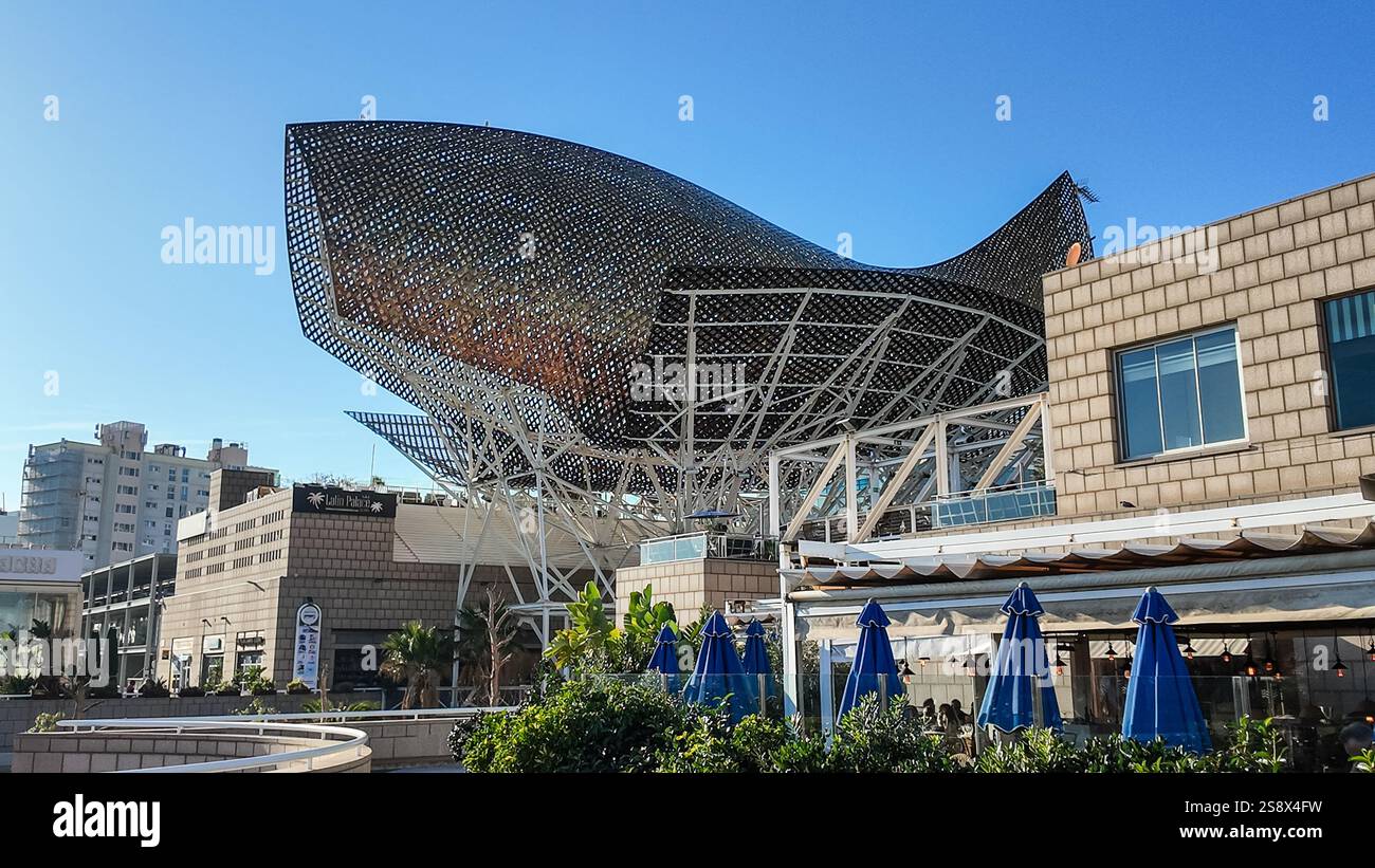 Il casinò di Barcellona, con il suo tetto unico a forma di balena, presenta un design architettonico moderno in città Foto Stock