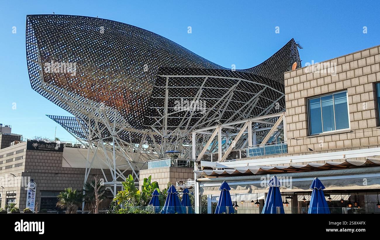 Il casinò di Barcellona, con il suo tetto unico a forma di balena, presenta un design architettonico moderno in città Foto Stock