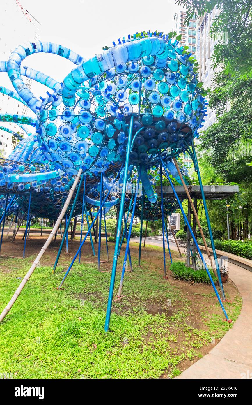 Mebuyan's Cradle è un'installazione artistica unica dell'artista filippino Leeroy New che utilizza materiali riciclati presso il Mind Museum Botanical Garden di Taguig City Foto Stock