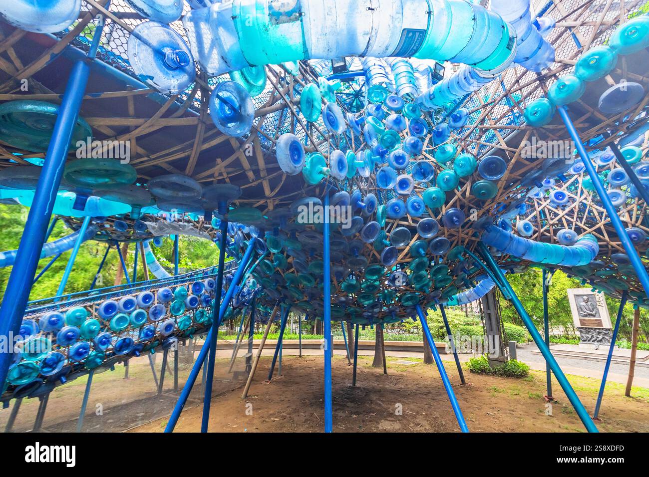 Mebuyan's Cradle è un'installazione artistica unica dell'artista filippino Leeroy New che utilizza materiali riciclati presso il Mind Museum Botanical Garden di Taguig City Foto Stock