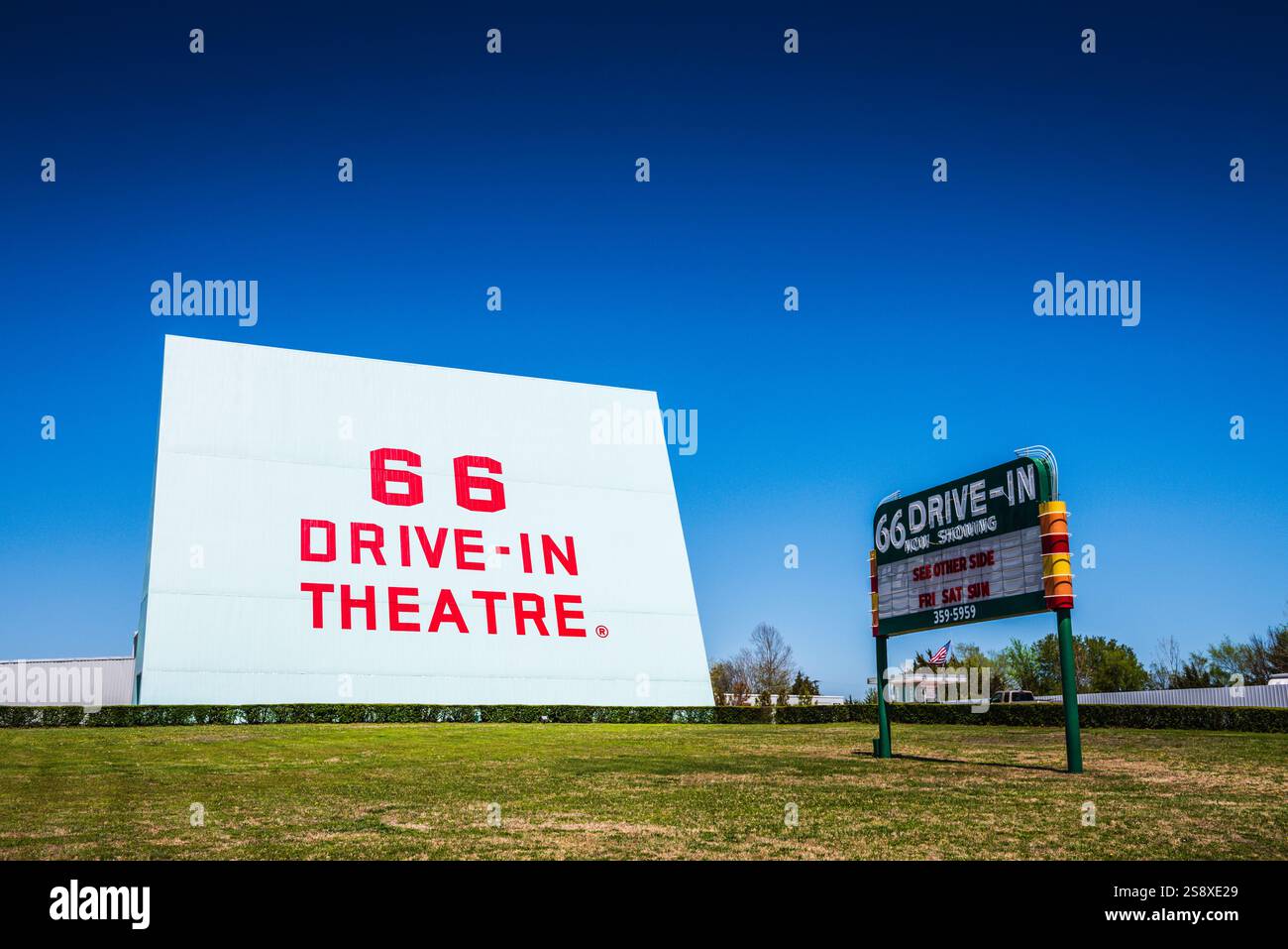 Carthage, Missouri USA - 28 aprile 2018: 66 il Drive-in è uno storico quartiere storico con cinema drive-in situato sulla U.S. Route 66. Foto Stock