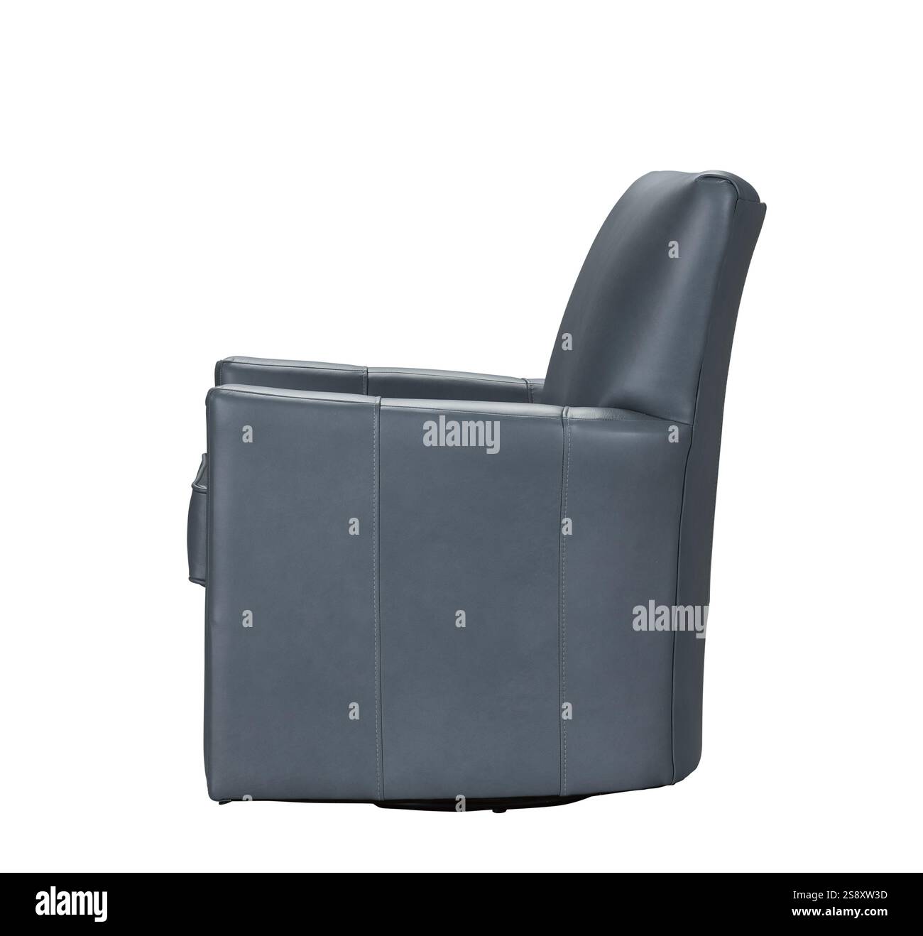Divano poltrona in pelle moderno isolato su sfondo bianco + percorso di ritaglio. Decorazione di mobili, oggetti per interni, design minimalista. Foto Stock