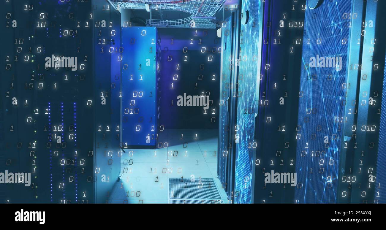 Immagine di codice binario sulla sala server con illuminazione blu Foto Stock