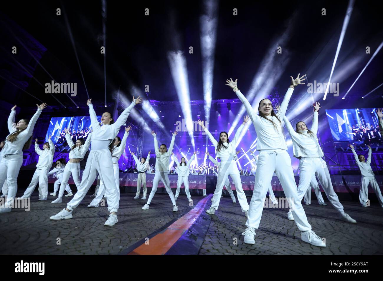 (250124) -- TORINO, 24 gennaio 2025 (Xinhua) -- gli artisti si esibiscono durante la cerimonia di chiusura dei Giochi Mondiali invernali della FISU 2025 a Torino, Italia, 23 gennaio 2025. (Xinhua/li Jing) Foto Stock