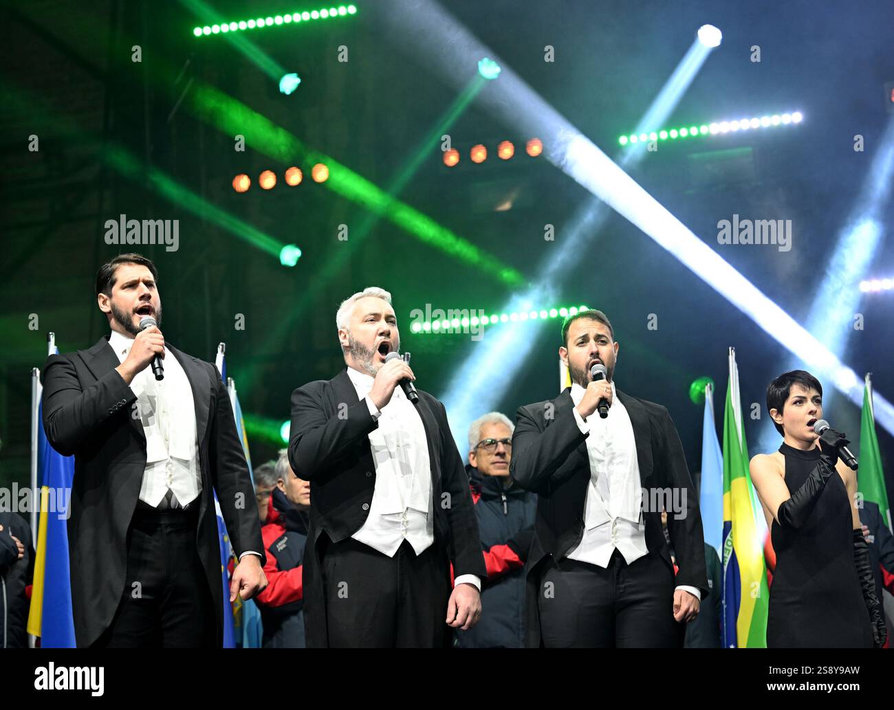 (250124) -- TORINO, 24 gennaio 2025 (Xinhua) -- gli artisti si esibiscono durante la cerimonia di chiusura dei Giochi Mondiali invernali della FISU 2025 a Torino, Italia, 23 gennaio 2025. (Xinhua/He Canling) Foto Stock