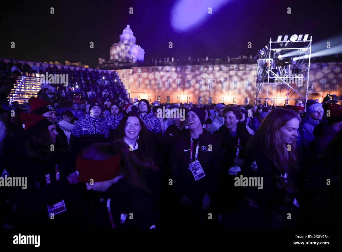 (250124) -- TORINO, 24 gennaio 2025 (Xinhua) -- gli atleti partecipano alla cerimonia di chiusura dei Giochi Mondiali invernali FISU 2025 a Torino, Italia, 23 gennaio 2025. (Xinhua/li Jing) Foto Stock