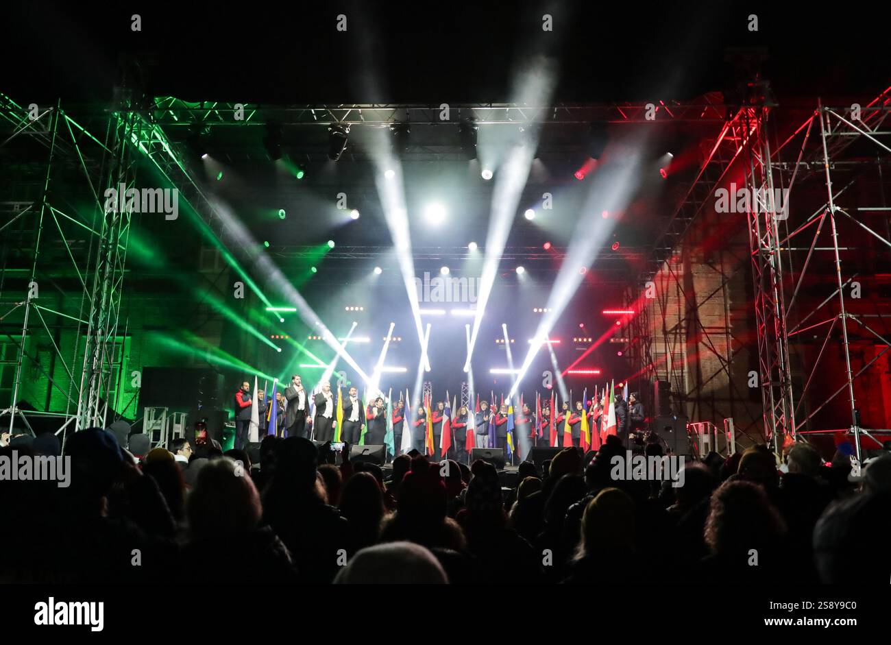 (250124) -- TORINO, 24 gennaio 2025 (Xinhua) -- gli artisti si esibiscono durante la cerimonia di chiusura dei Giochi Mondiali invernali della FISU 2025 a Torino, Italia, 23 gennaio 2025. (Ventola Xinhua/Zhang) Foto Stock