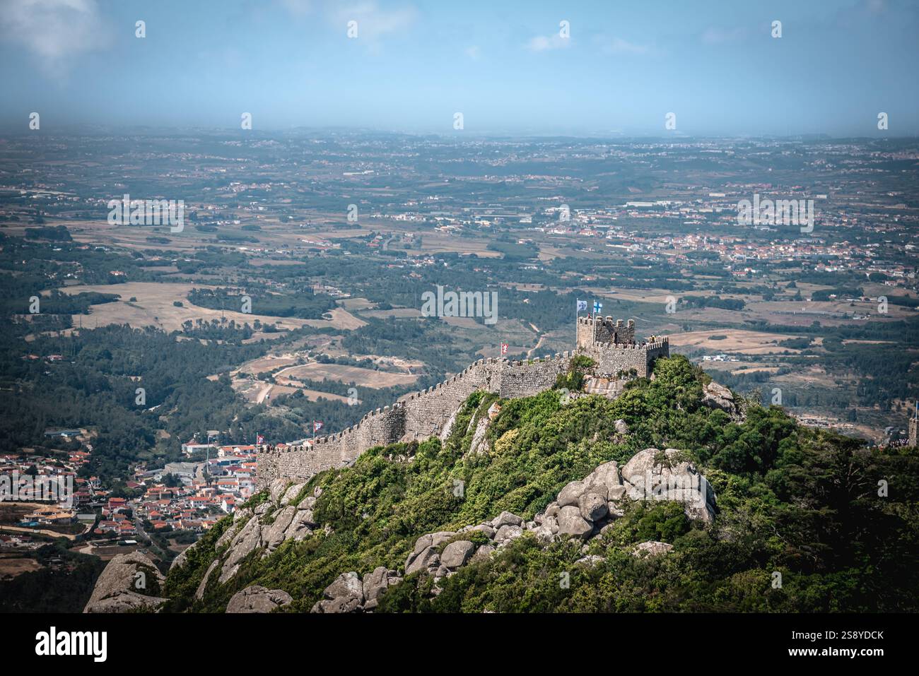 Castello dei Mori e campagna di Sintra da Palácio pena - Sintra, Portogallo Foto Stock
