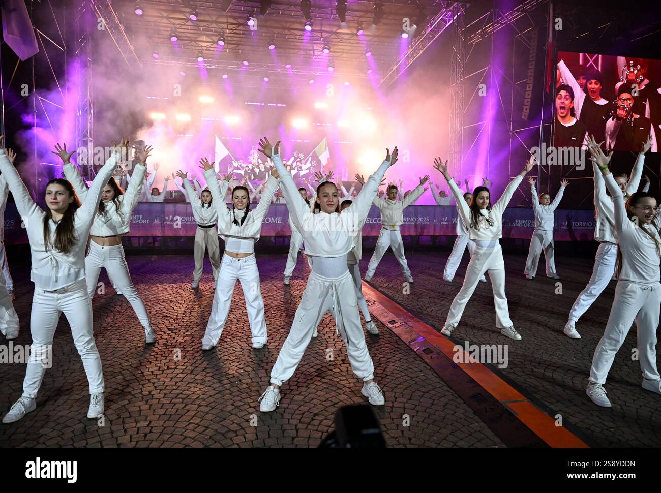 (250124) -- TORINO, 24 gennaio 2025 (Xinhua) -- gli artisti si esibiscono durante la cerimonia di chiusura dei Giochi Mondiali invernali della FISU 2025 a Torino, Italia, 23 gennaio 2025. (Xinhua/He Canling) Foto Stock