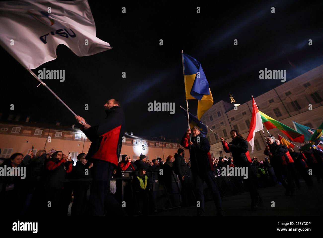 (250124) -- TORINO, 24 gennaio 2025 (Xinhua) -- i portabandiera marciano durante la cerimonia di chiusura dei Giochi Mondiali invernali della FISU 2025 a Torino, Italia, 23 gennaio 2025. (Xinhua/li Jing) Foto Stock