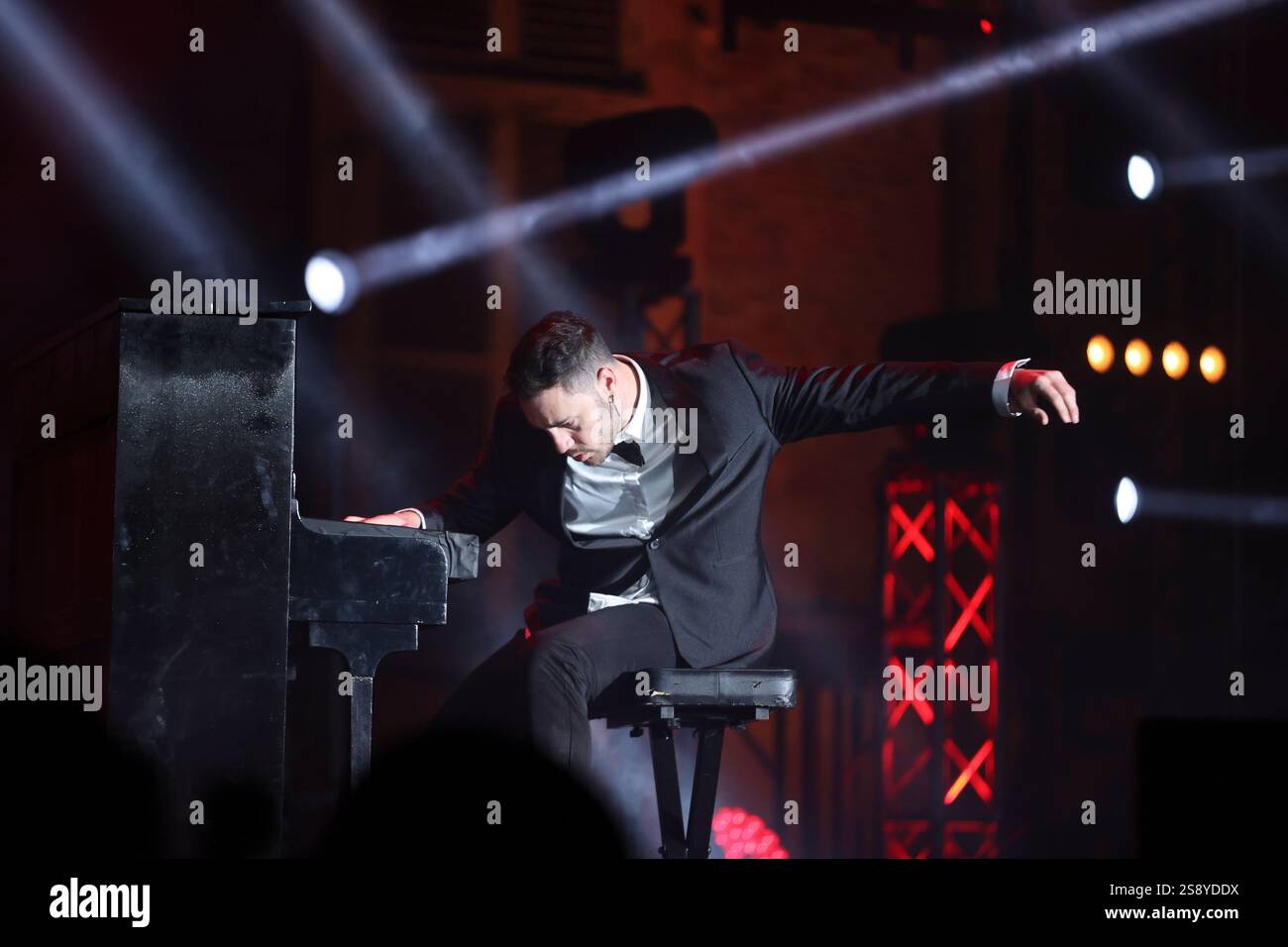 (250124) -- TORINO, 24 gennaio 2025 (Xinhua) -- un artista si esibisce durante la cerimonia di chiusura dei Giochi Mondiali invernali della FISU 2025 a Torino, Italia, 23 gennaio 2025. (Xinhua/li Jing) Foto Stock