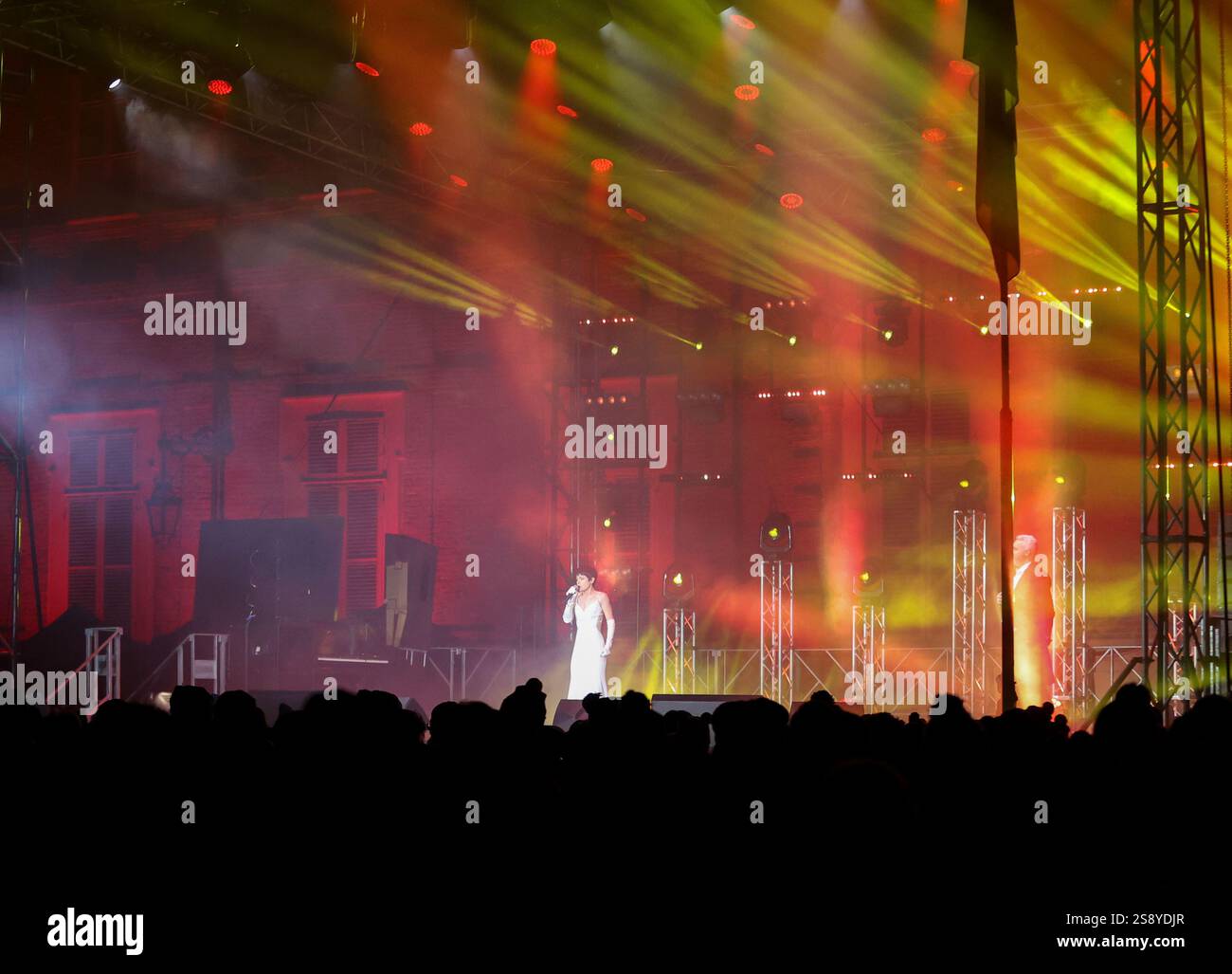 (250124) -- TORINO, 24 gennaio 2025 (Xinhua) -- un artista si esibisce durante la cerimonia di chiusura dei Giochi Mondiali invernali della FISU 2025 a Torino, Italia, 23 gennaio 2025. (Xinhua/li Jing) Foto Stock