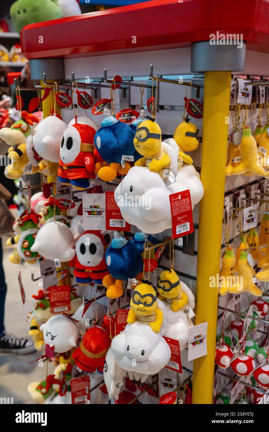 Osaka, Giappone - 9 gennaio 2024: Il negozio di bambole di Super Nintendo World è un'area a tema presso gli Universal Studios Japan Foto Stock