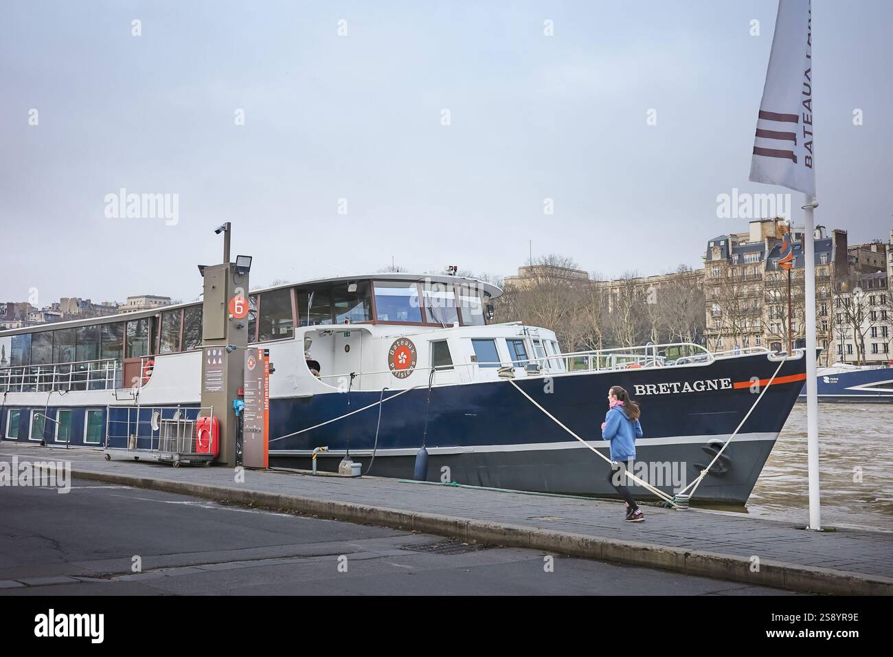 Nave da crociera Bretagne ormeggiata su una riva del fiume Senna, Parigi, Francia. Foto Stock