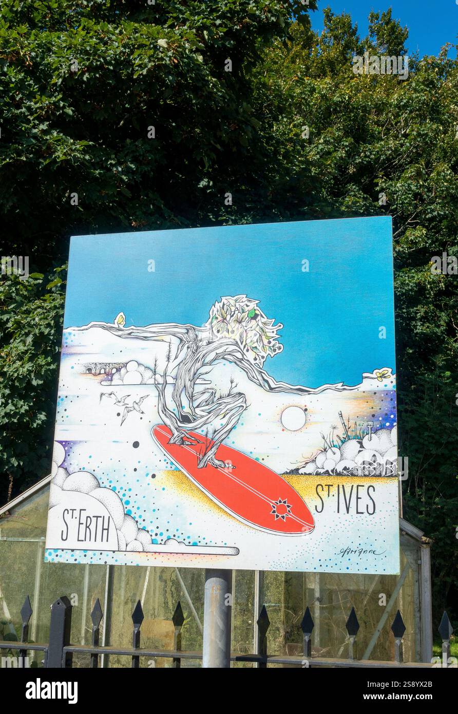 Il colorato cartello con la scritta surf art alla stazione ferroviaria di Lelant in Cornovaglia mette in risalto la cultura e la creatività locali Foto Stock
