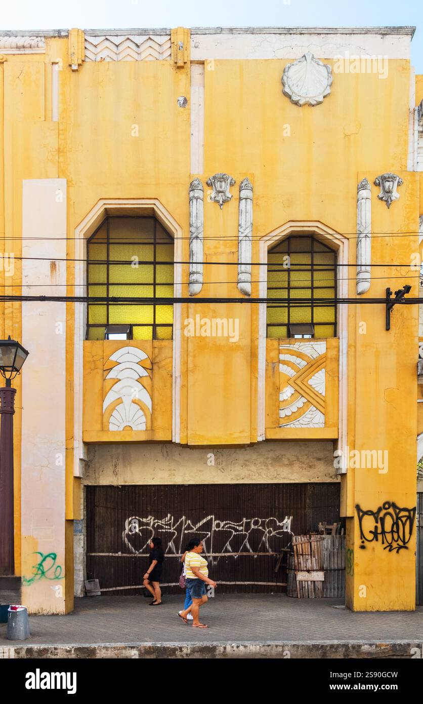 Dettagli Art Deco gialli e bianchi sulla facciata di un vecchio edificio nel centro di Iloilo, Filippine Foto Stock