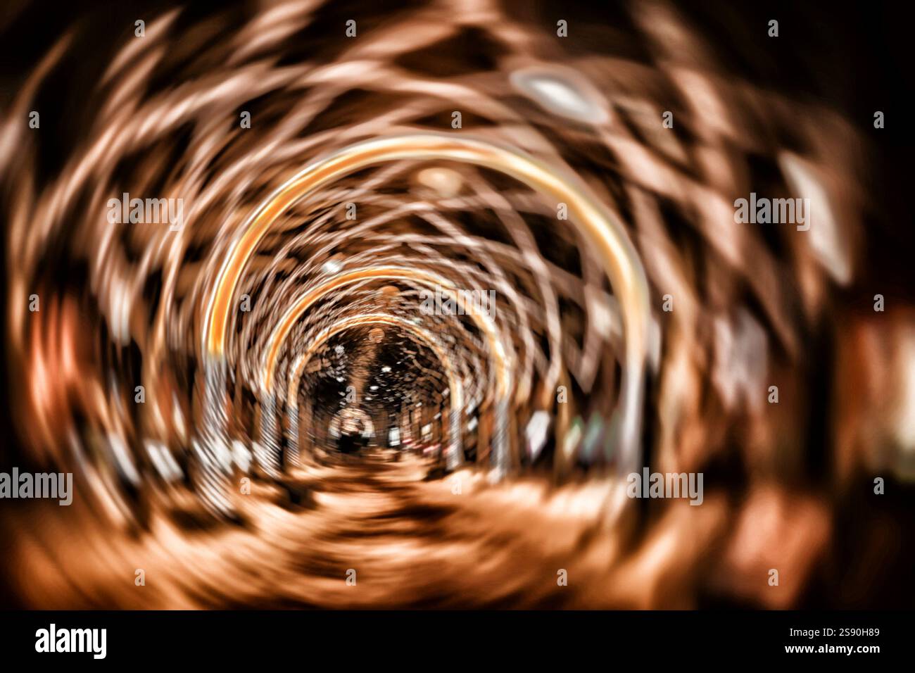 Sfondo creativo sfocato con tanti cerchi luminosi e vortici realizzati con paesaggi notturni Foto Stock