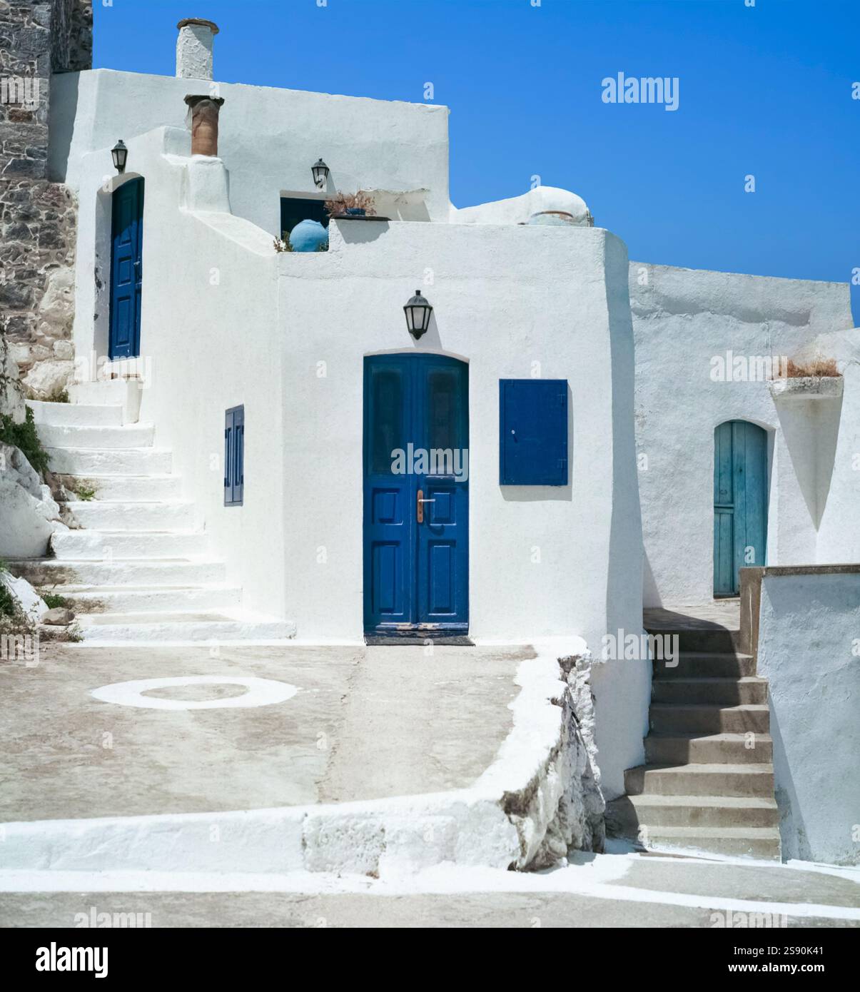 Affascinante porta Blu in un tradizionale villaggio greco dipinto di bianco sull'isola di Nisyros, in Grecia. Foto Stock