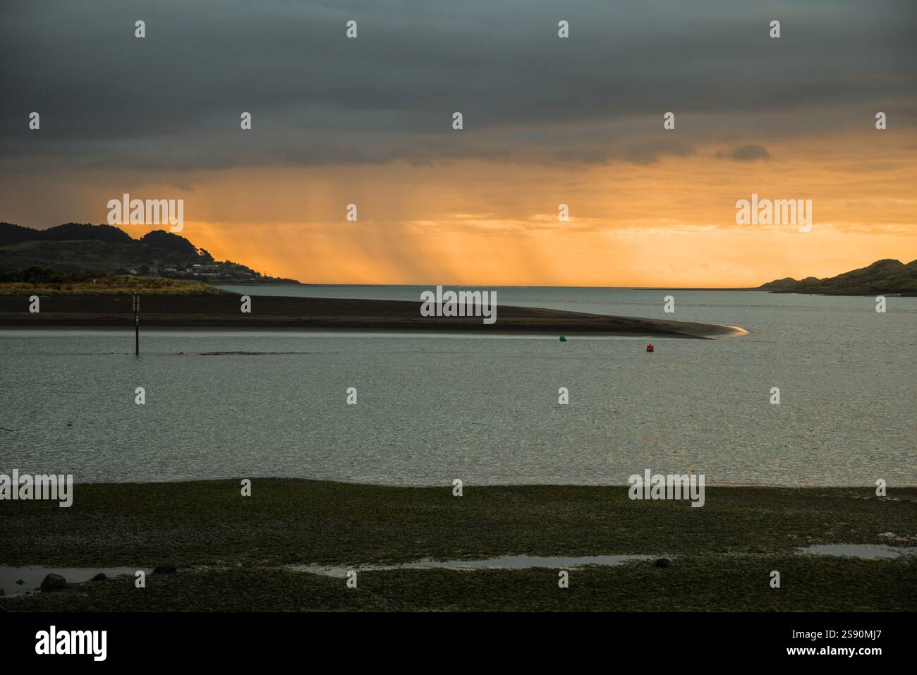 Tramonto sull'estuario del fiume Tawatahi, Raglan, Isola del Nord, nuova Zelanda Foto Stock