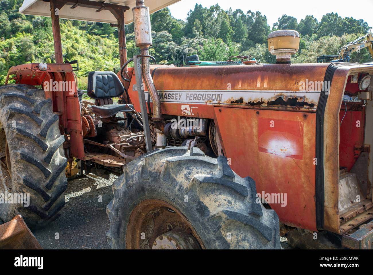 Un vecchio trattore Massey Ferguson arrugginito Foto Stock