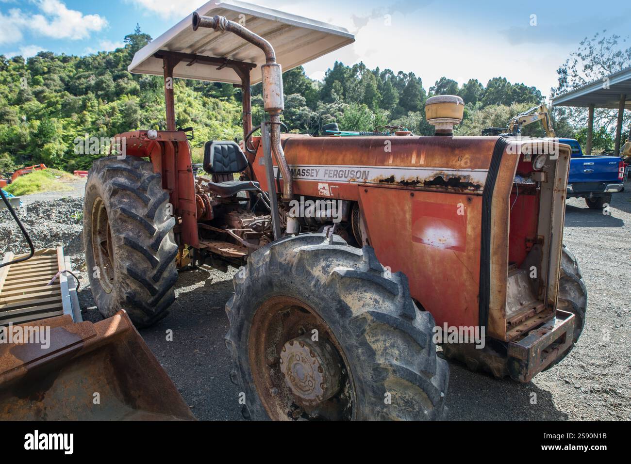 Un vecchio trattore Massey Ferguson arrugginito e ben usato Foto Stock