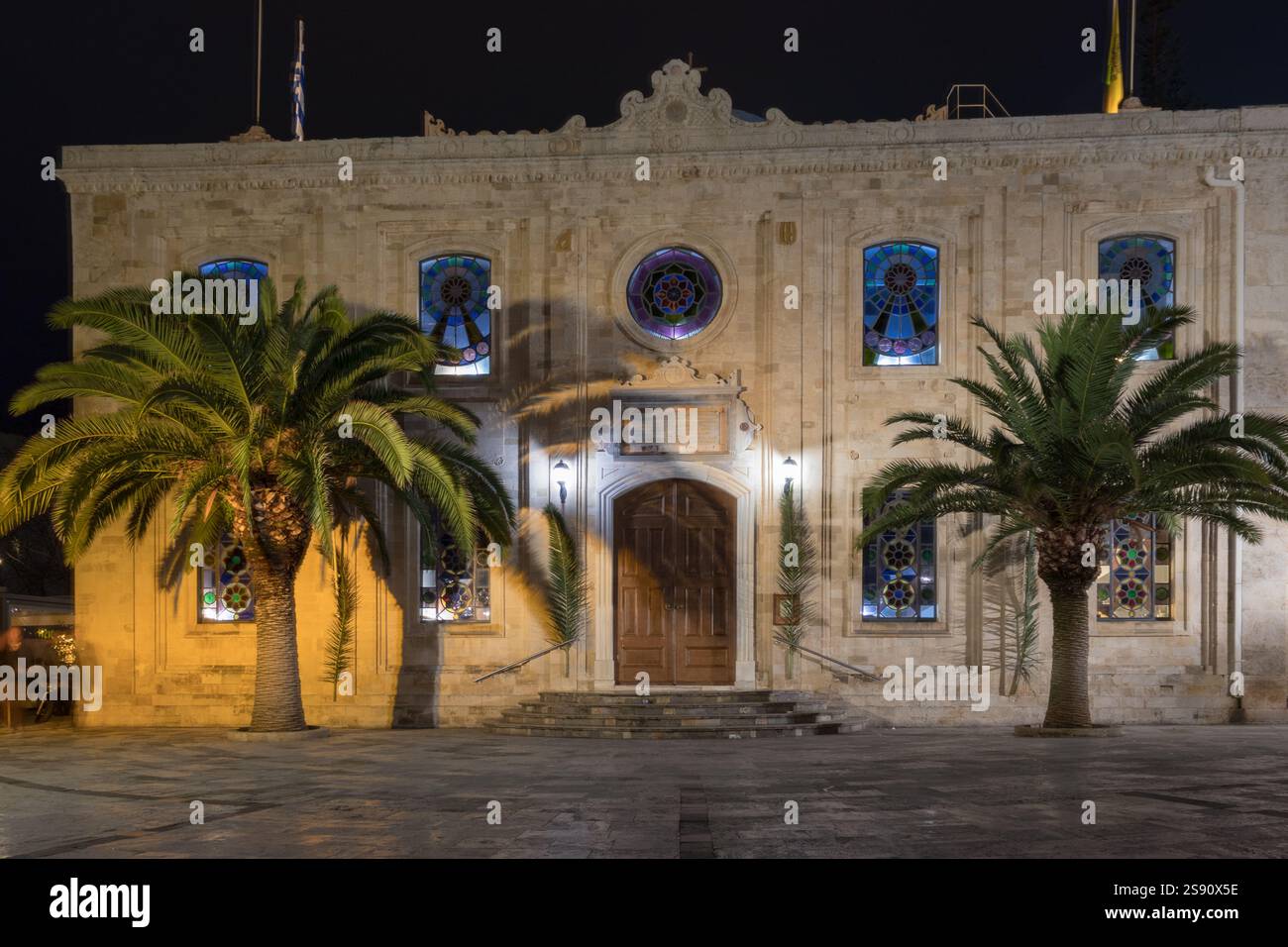Heraklion, Creta, Grecia - 12 gennaio 2020: La chiesa di Agios Titos (San Tito) nel centro di Heraklion di notte. Foto Stock