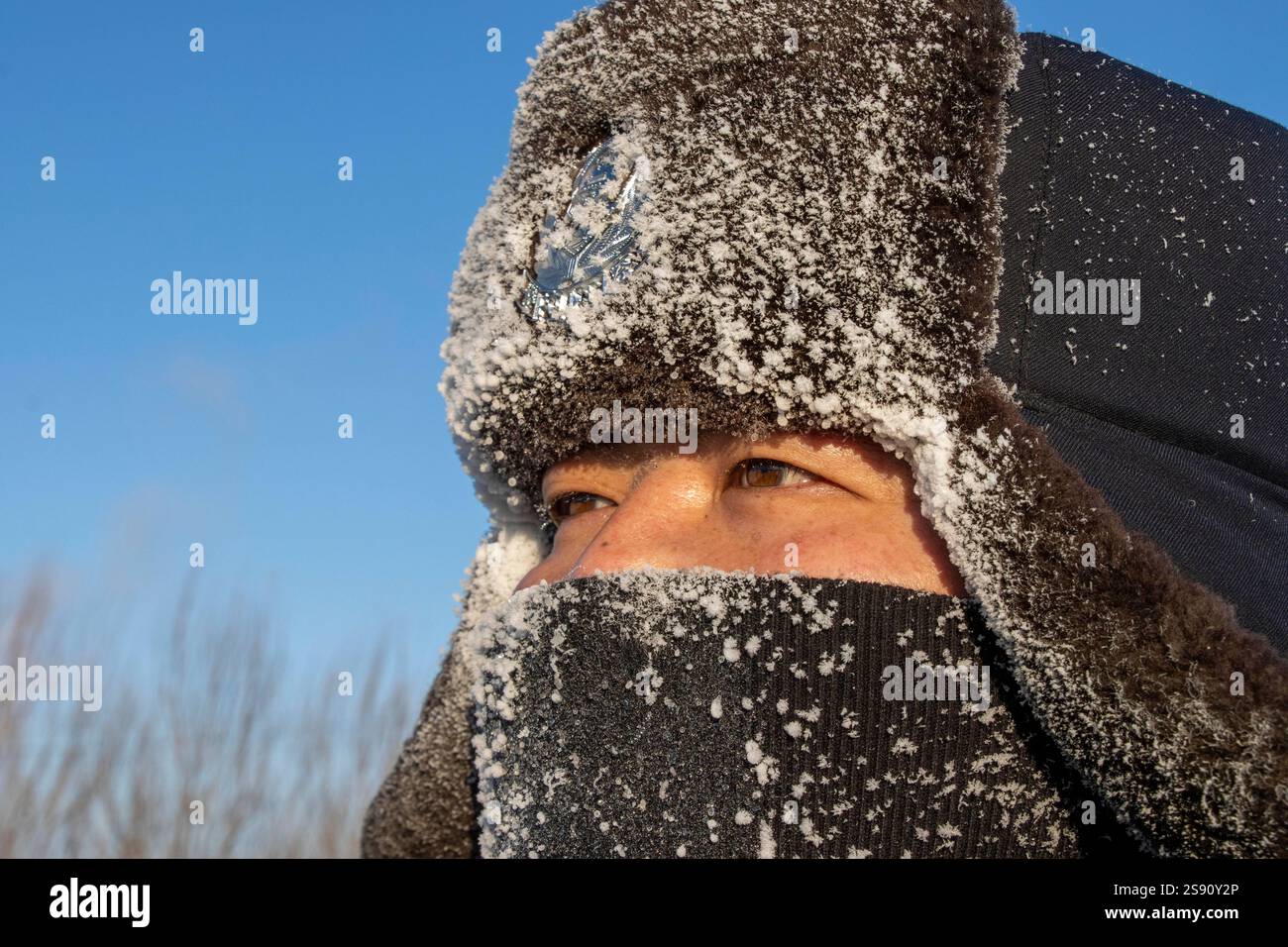 L'agente di polizia Sun Zhenxing pattuglia con un clima gelido di meno 33 gradi Celsius nel villaggio di Sanjianfang, nella regione dei monti Hinggan Foto Stock L'agente di polizia Sun Zhenxing pattuglia con un clima gelido di meno 33 gradi Celsius nel villaggio di Sanjianfang, nella regione dei monti Hinggan Foto Stock
