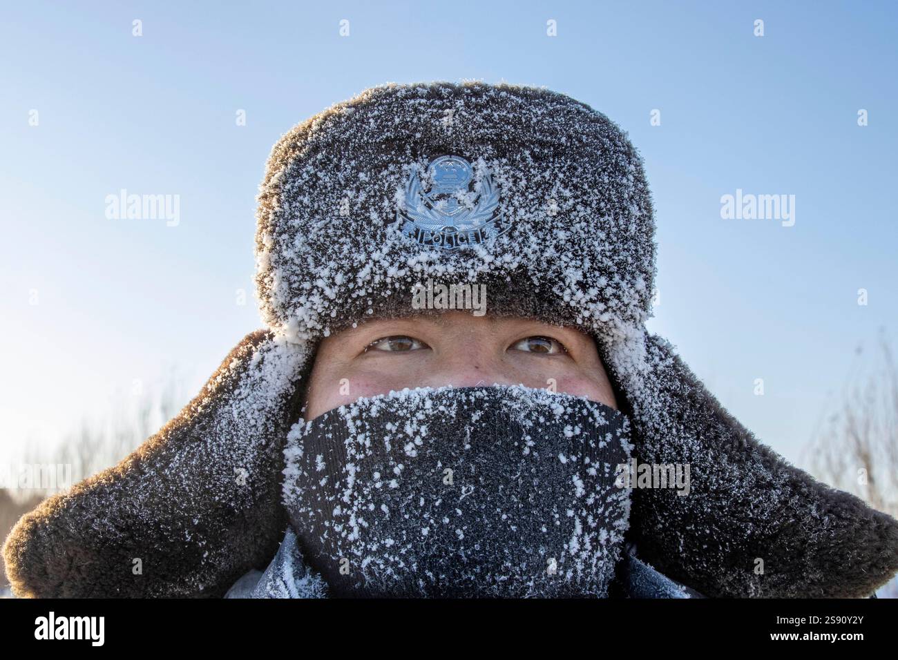 L'agente di polizia Sun Zhenxing pattuglia con un clima gelido di meno 33 gradi Celsius nel villaggio di Sanjianfang, nella regione dei monti Hinggan Foto Stock L'agente di polizia Sun Zhenxing pattuglia con un clima gelido di meno 33 gradi Celsius nel villaggio di Sanjianfang, nella regione dei monti Hinggan Foto Stock