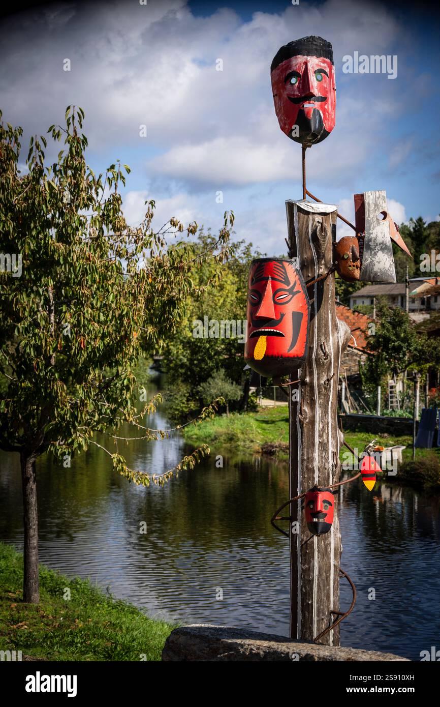 Ricreazione di maschere e costumi tipici, villaggio di Varge, Trás-os-Montes e alto Douro, Portogallo. Foto Stock