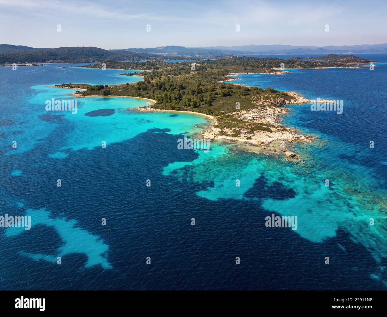 Isola selvaggia di Diaporos con vista aerea di droni d'acqua turchese Foto Stock