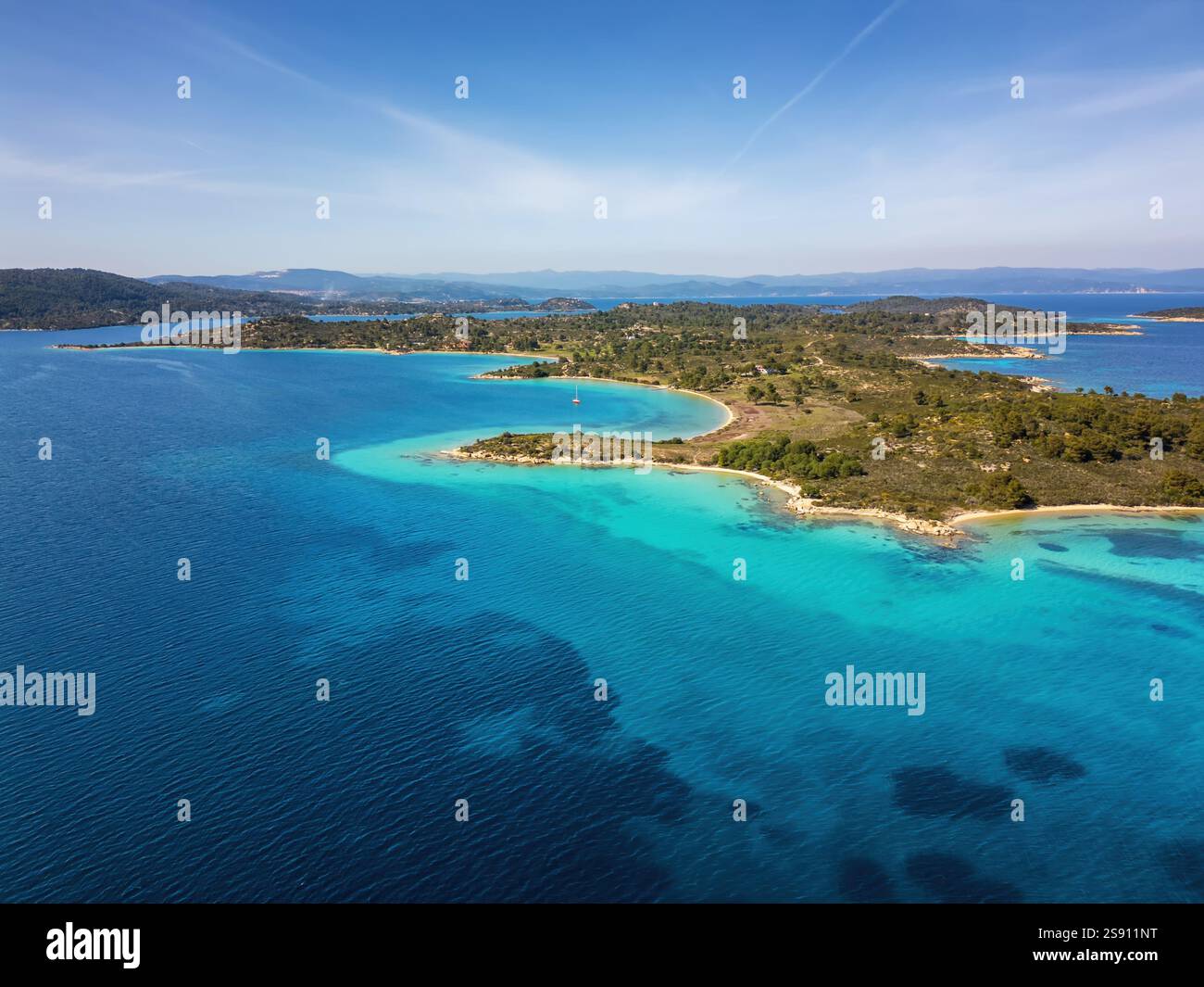 Isola selvaggia di Diaporos con vista aerea di droni d'acqua turchese Foto Stock
