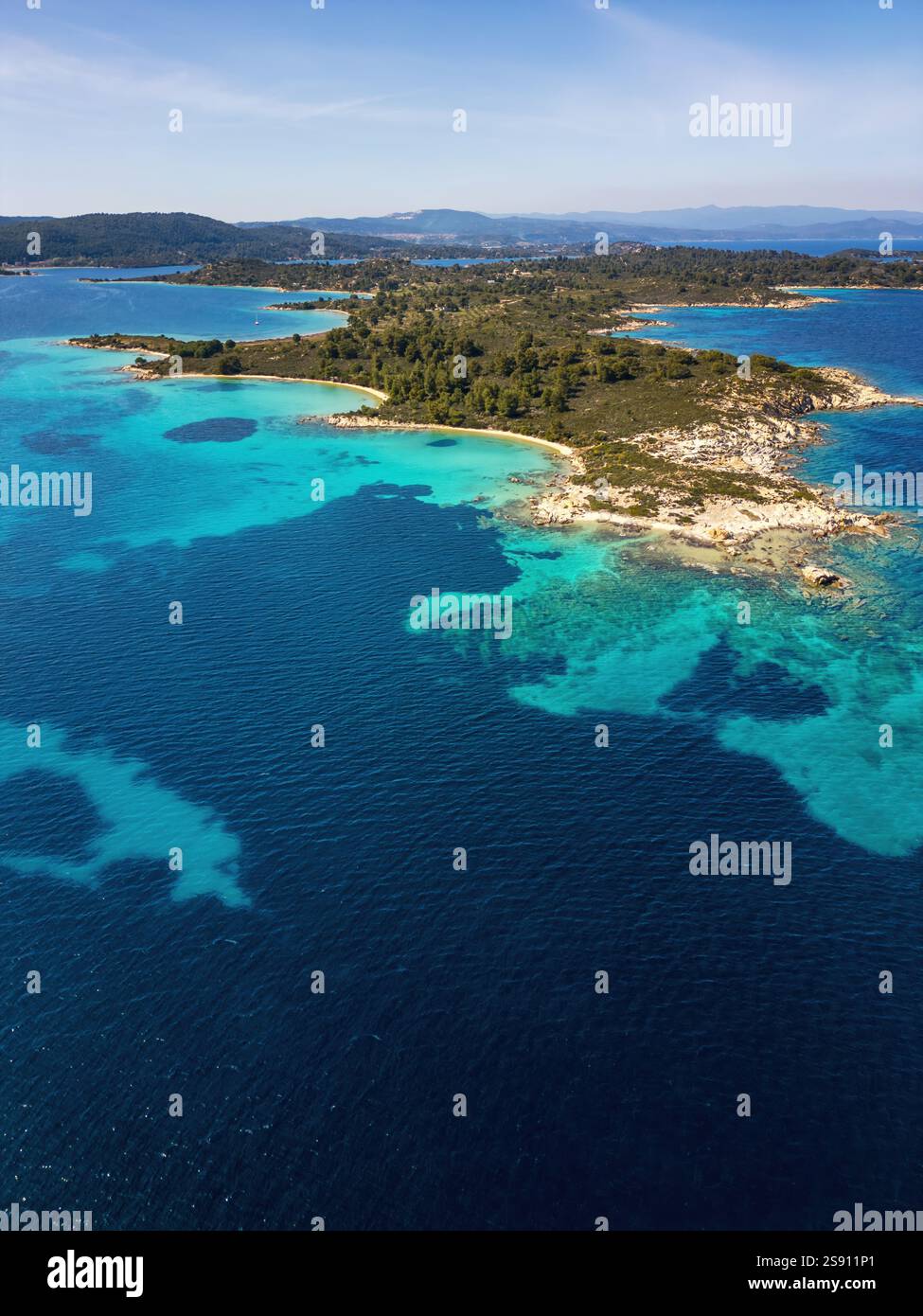Isola selvaggia di Diaporos con vista aerea di droni d'acqua turchese Foto Stock