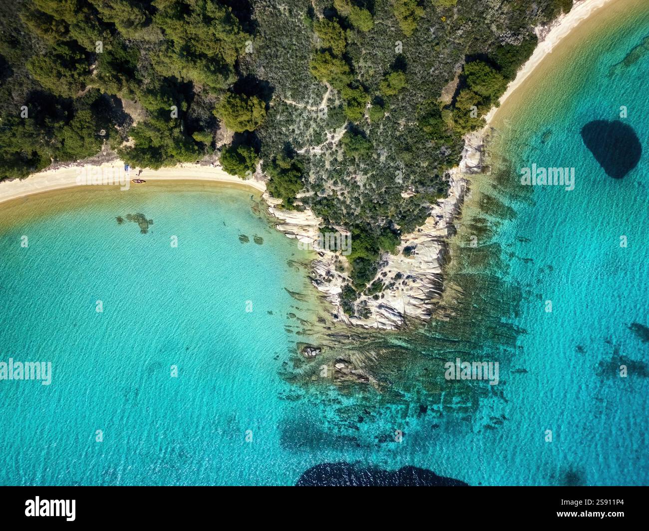 Isola selvaggia di Diaporos con vista aerea dall'alto con drone d'acqua turchese Foto Stock