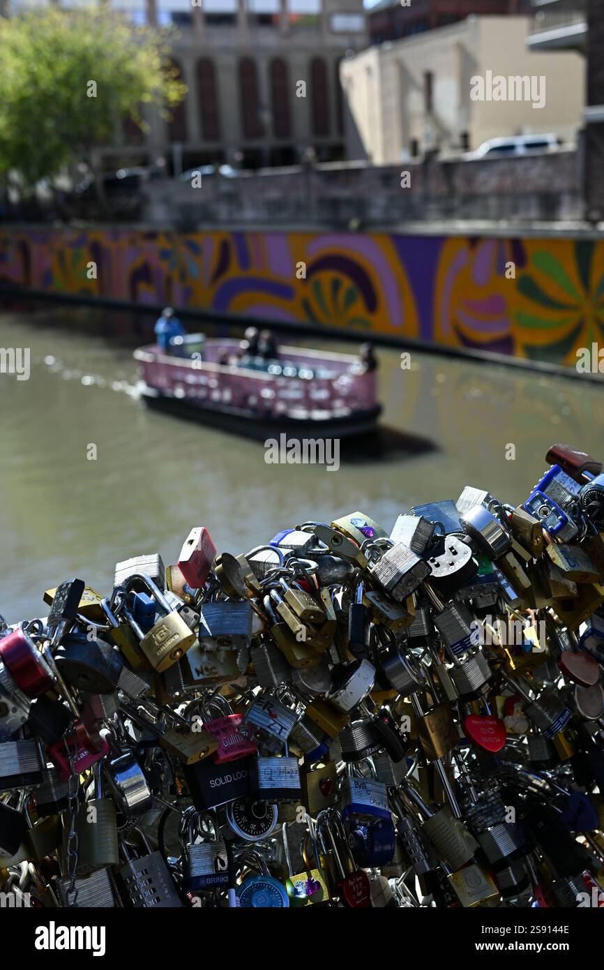 Primo piano di chiuse sulla ringhiera che si affaccia sul lungofiume Foto Stock