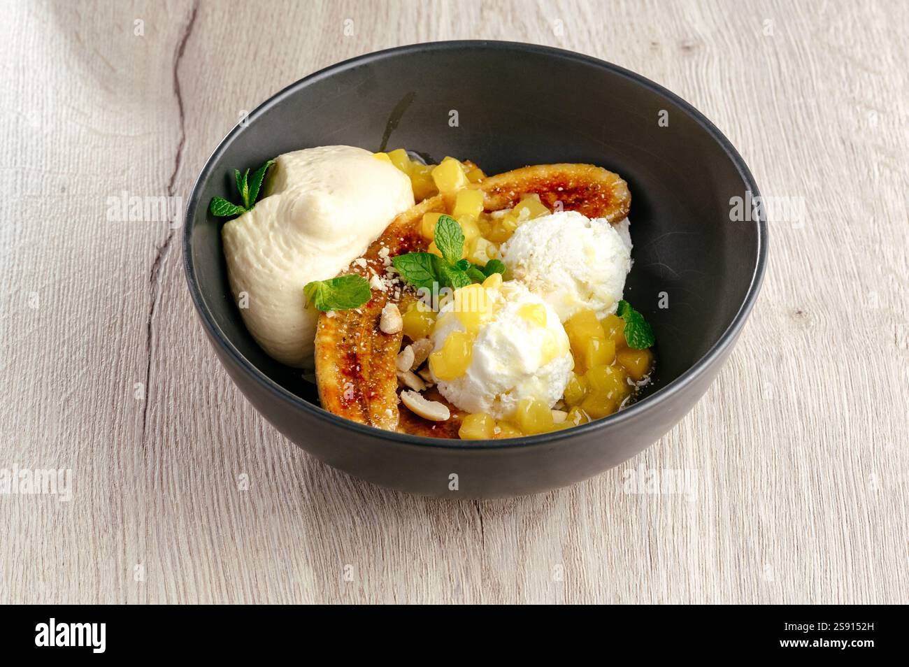 gelato con banana caramellata e mango Foto Stock