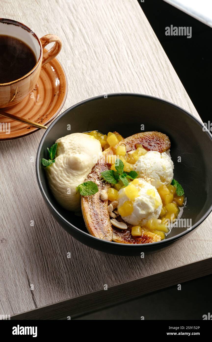gelato con banana caramellata e mango Foto Stock