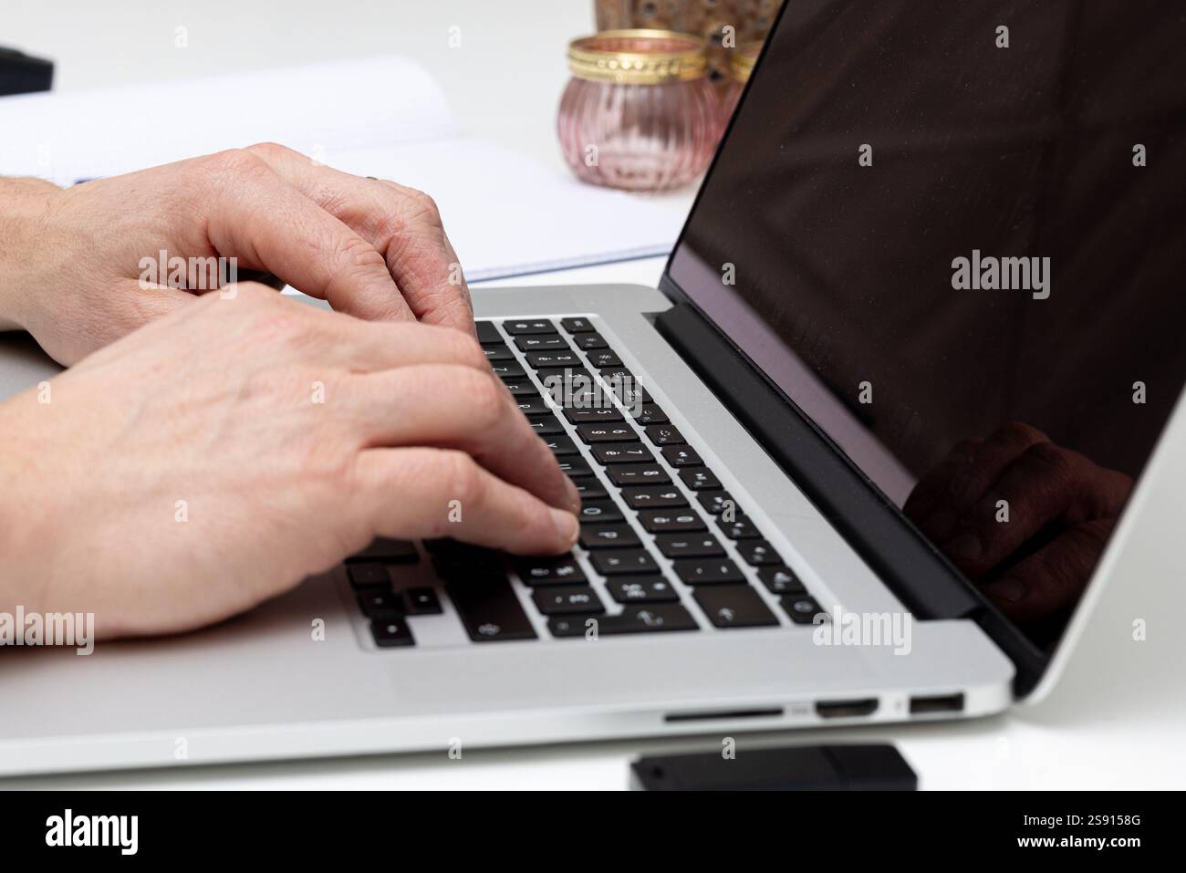 Primo piano della digitazione manuale sulla tastiera di un notebook Foto Stock