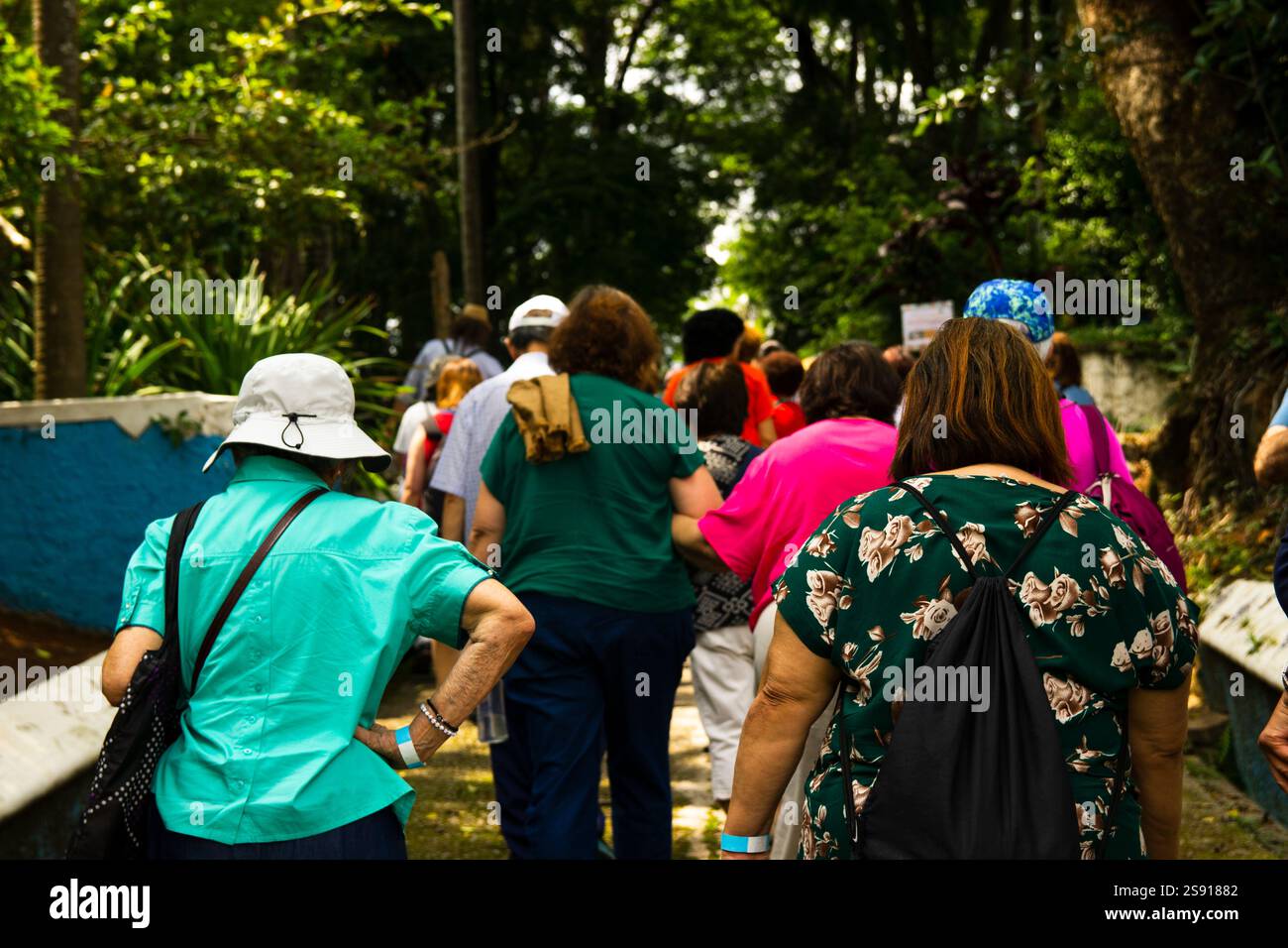 Gruppo in un tour naturalistico guidato Foto Stock