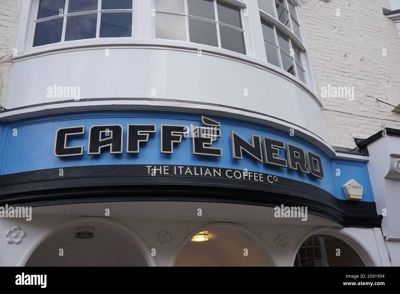Winchester, Inghilterra, 21 settembre 2023 - logo Caffe Nero sul segno esterno della caffetteria. Catena aziendale Foto Stock