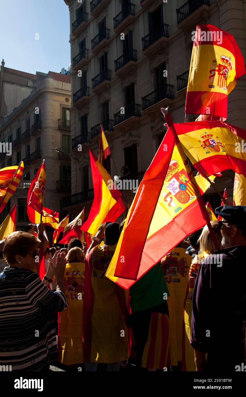 8 ottobre 2017, manifestazione di massa contro l'indipendenza catalana a Barcellona, via Laietana, Ciutat Vella, Spagna Foto Stock